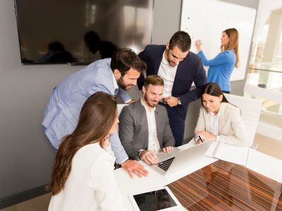 Ambiente de trabajo agradable con comunicacion entre los miembros del equipo