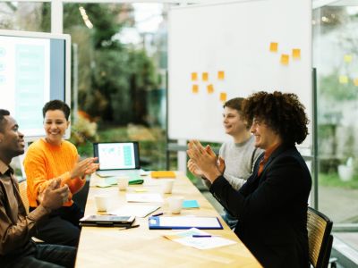 ambiente de trabajo bueno con trabajadores motivados