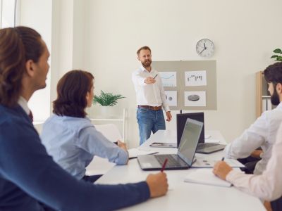 Directivo lidera un equipo de trabajo