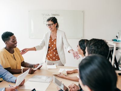 Liderazgo dentro de una empresa con varios trabajadores y trabajadoras