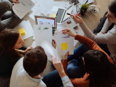 trabajo en equipo en una oficina